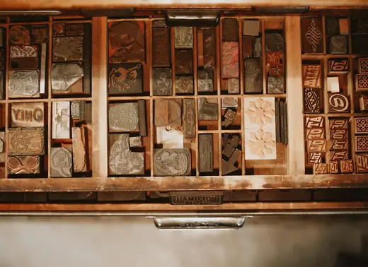 Cajón de imprenta con casilleros y tipos de metal