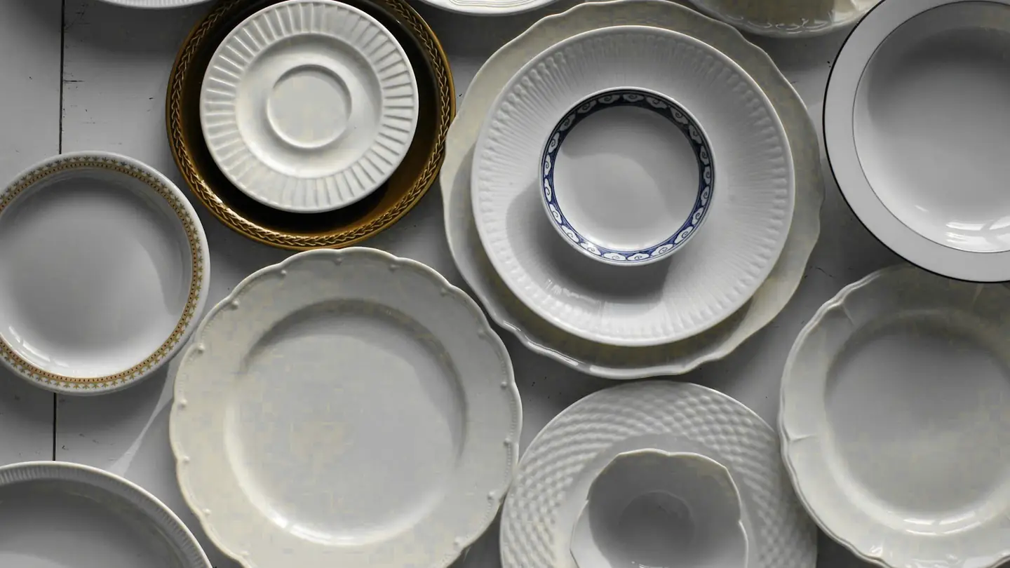 Platos blancos de varias formas vistos desde arriba
