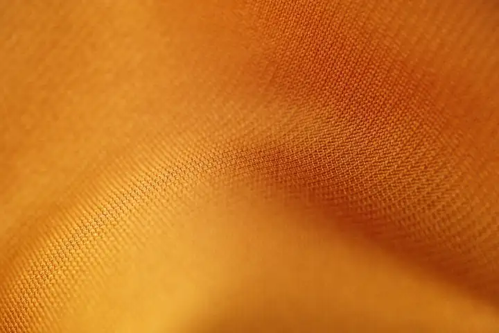 Tela de lino naranja con pliegues suaves