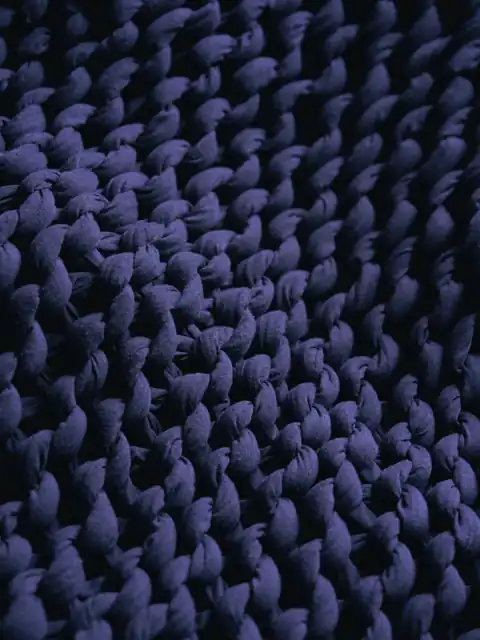 Punto grueso de lana azul oscuro de cerca
