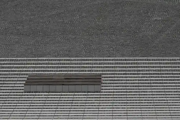 Banca de madera sobre una escalinata de piedra vista desde arriba