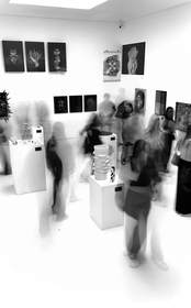 Personas movidas por la larga exposición en una sala blanca