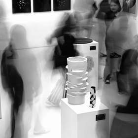 Personas movidas por la larga exposición en una sala blanca