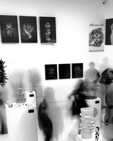 Personas movidas por la larga exposición en una sala blanca