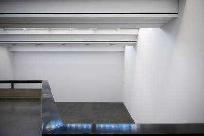 Sala de exposiciones vacía con luz de tragaluz