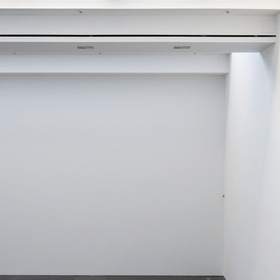 Sala de exposiciones vacía con luz de tragaluz