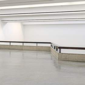 Sala amplia con tragaluz y suelo pulido
