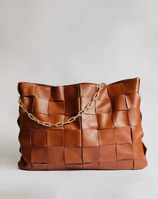 Bolso de cuero trenzado con una cadena dorada