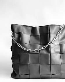 Bolso de cuero trenzado con una cadena dorada