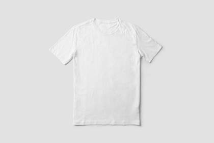 Camiseta blanca extendida sobre un fondo gris claro