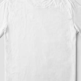 Camiseta blanca extendida sobre un fondo gris claro