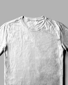 Camiseta blanca extendida sobre un fondo gris claro