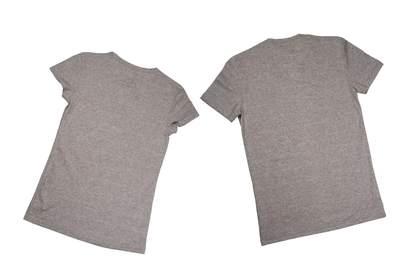 Dos camisetas grises extendidas, una de frente y otra de espaldas
