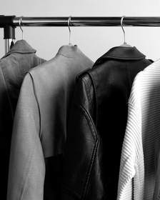 Cinco chaquetas de oficio colgadas en un riel