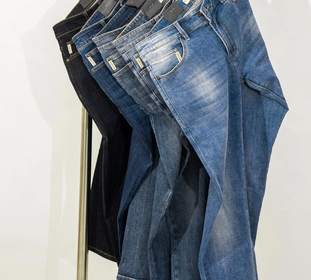 Pantalones de mezclilla azul colgados de una barra