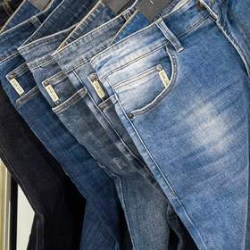 Pantalones de mezclilla azul colgados de una barra