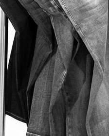 Pantalones de mezclilla azul colgados de una barra