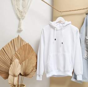 Sudadera blanca con capucha colgada de una cuerda