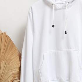 Sudadera blanca con capucha colgada de una cuerda
