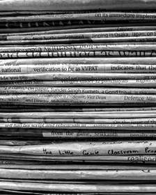 Pila de periódicos en tonos azulados vista de canto