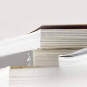 Revistas apiladas sobre un fondo blanco
