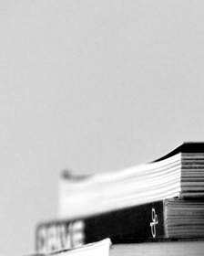 Revistas apiladas sobre un fondo blanco