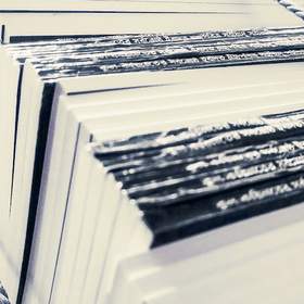 Pila de revistas atadas con cordel