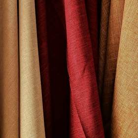 Cortinas de tela en camel y rojo con caída vertical