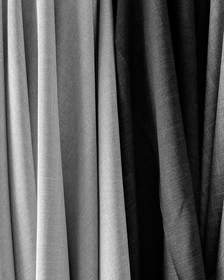Cortinas de tela en camel y rojo con caída vertical