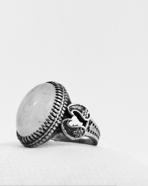 Anillo Luna Baja, plata oxidada y piedra luna