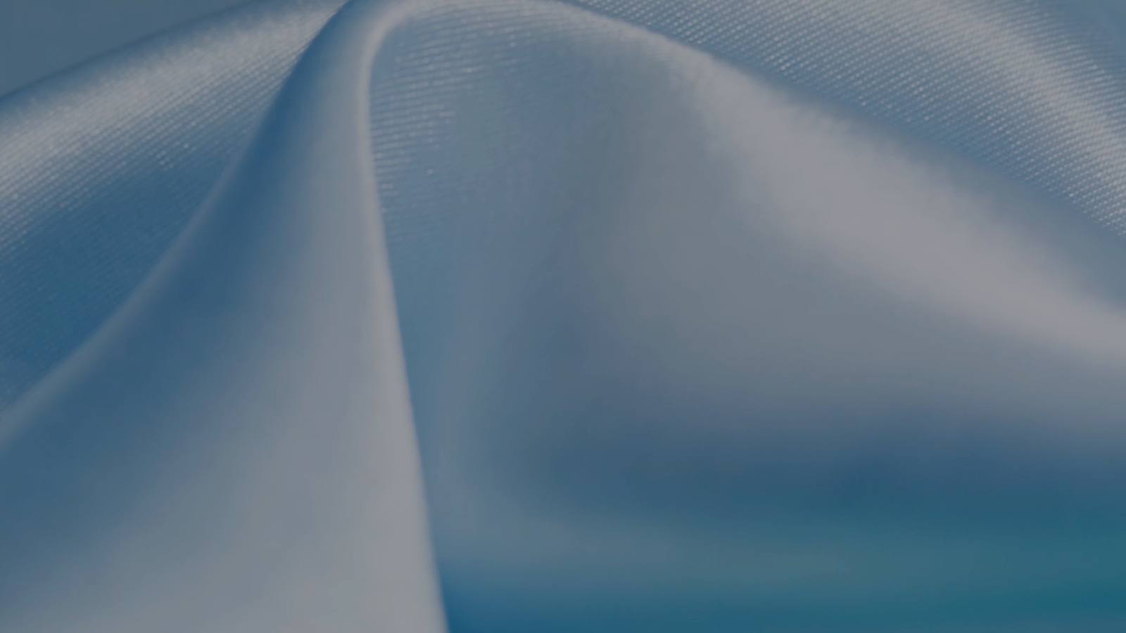 Raso azul claro con pliegues suaves