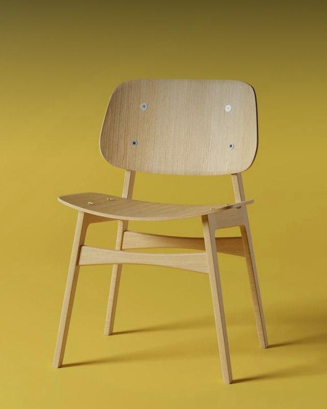 Una silla de roble claro sobre un fondo amarillo