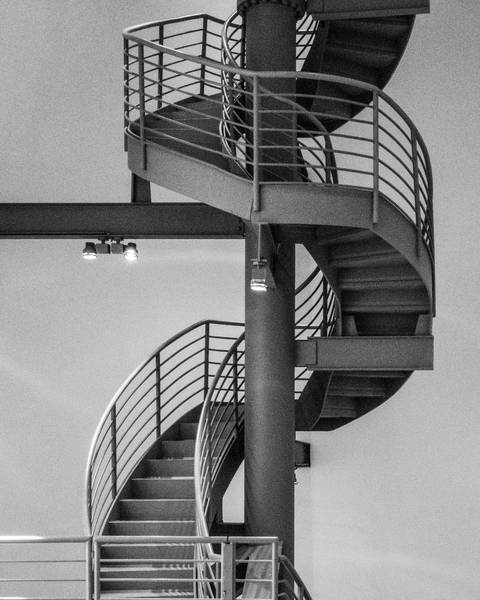 Escalera de caracol de metal en blanco y negro con barandas finas