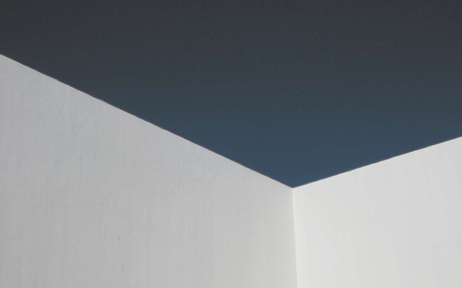 Muros blancos que enmarcan un cuadro de cielo azul