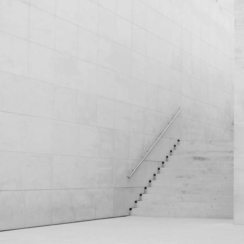 Muro blanco con una escalera estrecha
