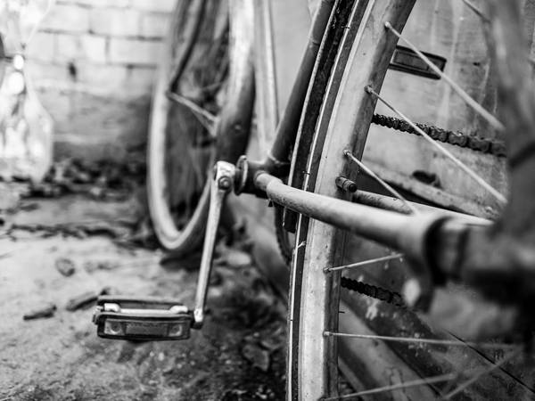 Pedal y rueda de una bicicleta en blanco y negro