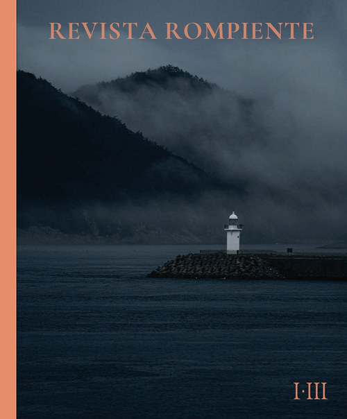Un faro pequeño al final de un espigón, entre cerros cubiertos de niebla y un mar muy oscuro