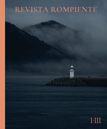 Un faro pequeño al final de un espigón, entre cerros cubiertos de niebla y un mar muy oscuro