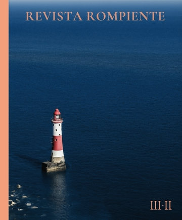 Un faro de franjas rojas y blancas sobre una roca en medio de un mar azul profundo, visto desde arriba