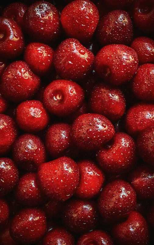Cerezas rojas con gotas de agua