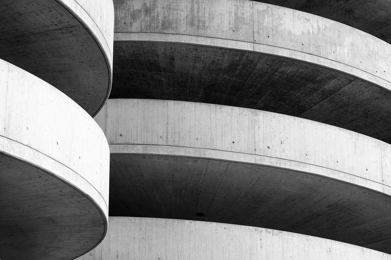 Losas curvas de hormigón en blanco y negro