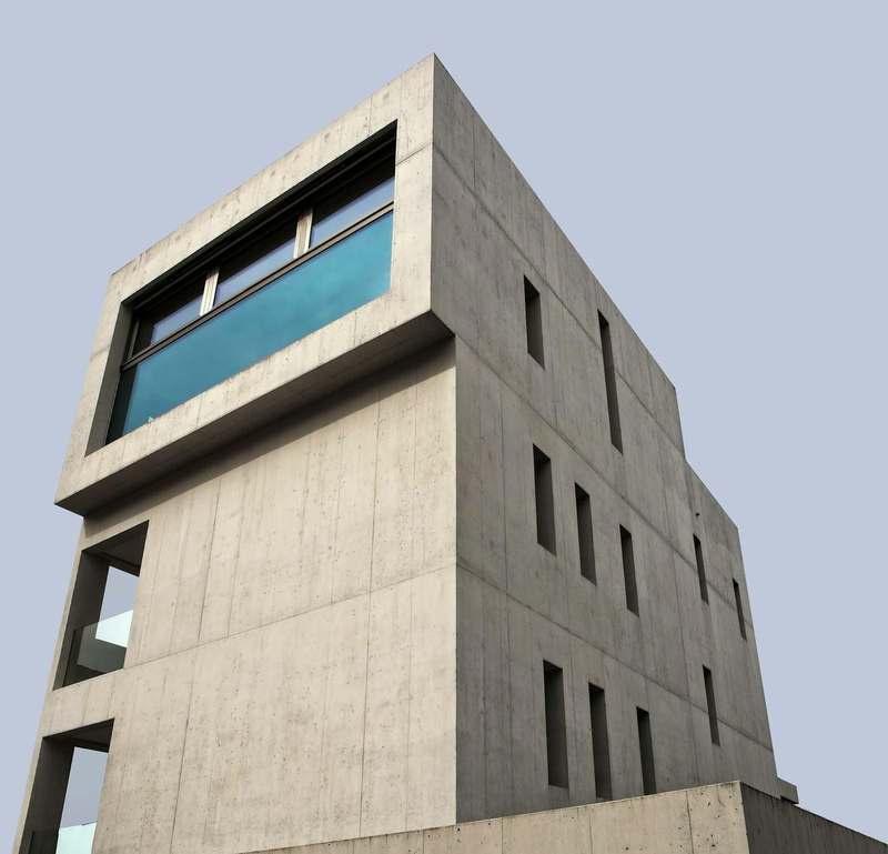 Torre de hormigón con una ventana apaisada y cielo lavanda