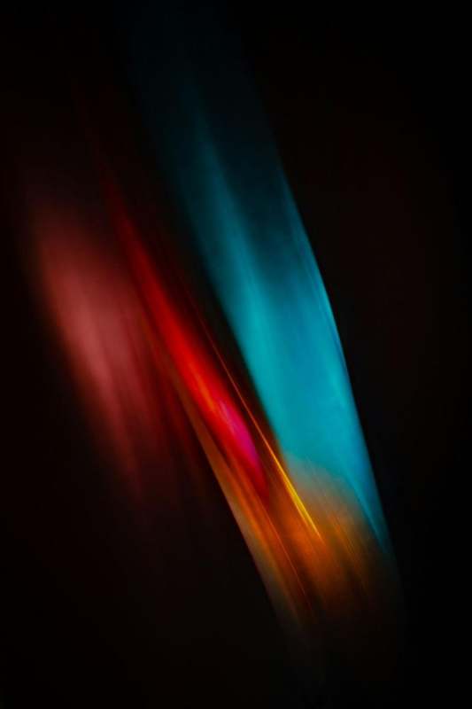 Franja de luz roja y azul sobre un fondo oscuro