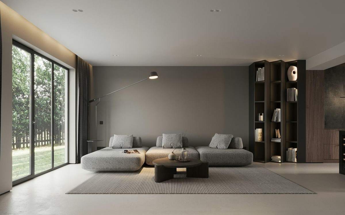 Sala amplia con ventanal al jardín y sofá gris