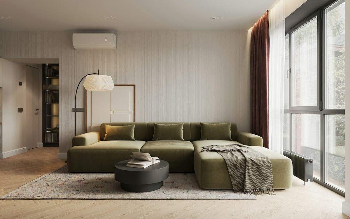 Sala con sofá verde, lámpara de arco y ventanas altas