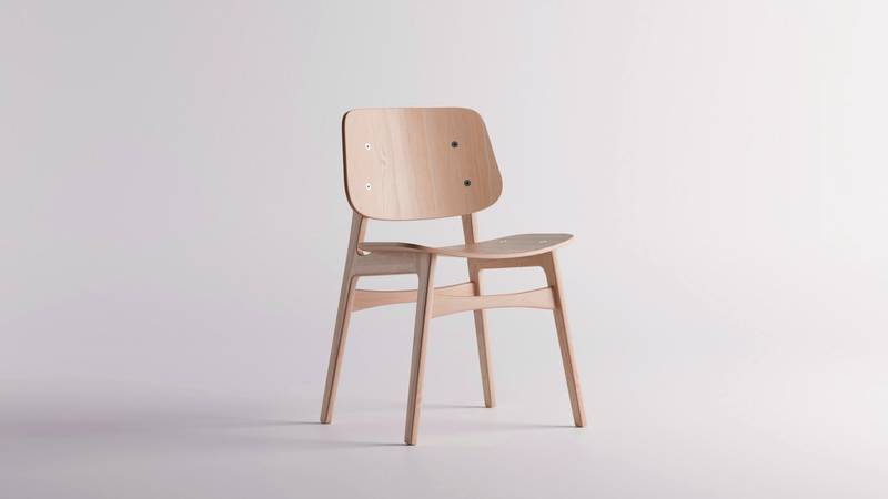Silla de madera clara de respaldo curvo sobre un fondo lila pálido