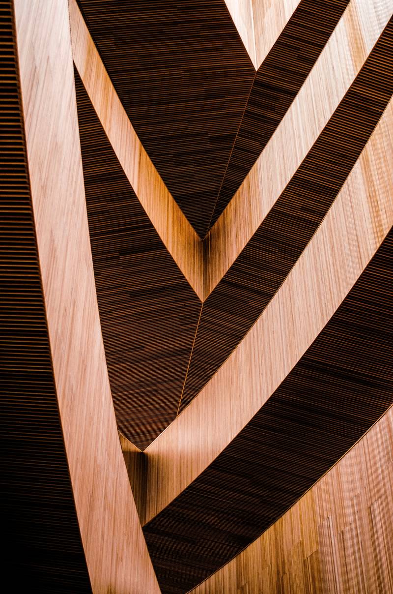 Listones de madera clara y oscura formando un patrón en V