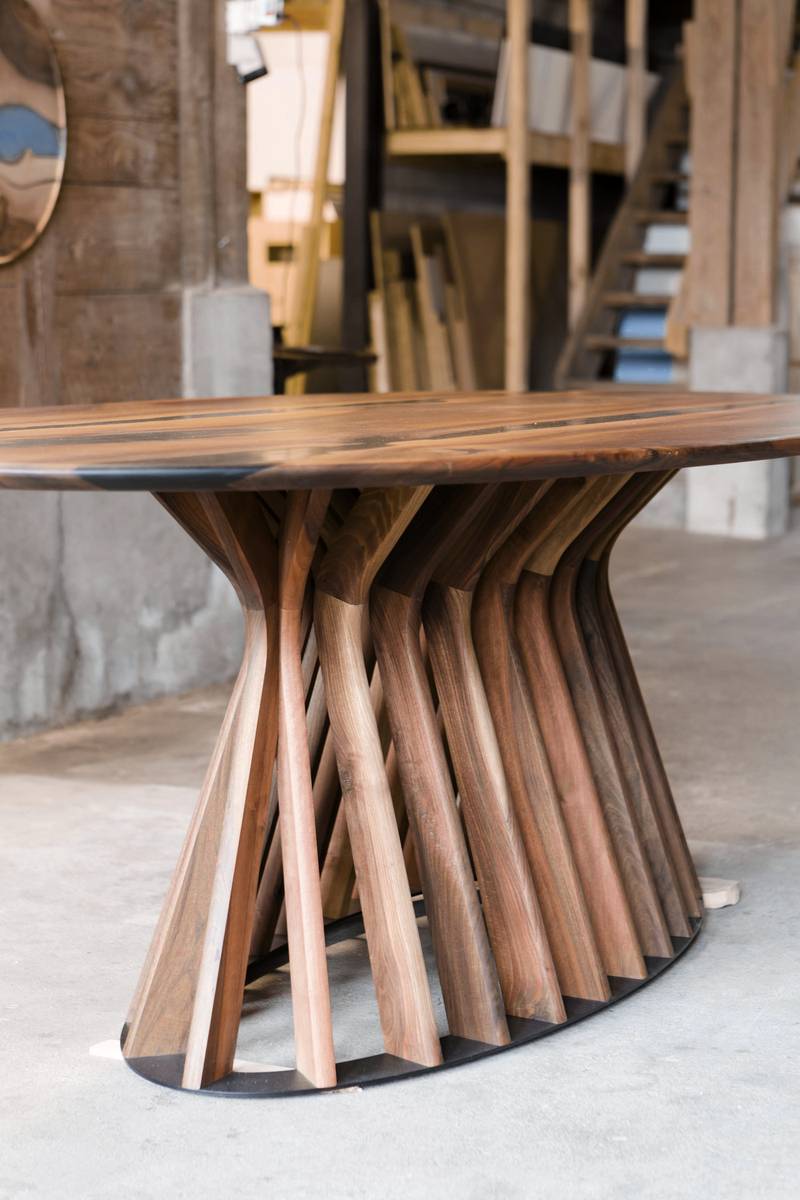 Mesa de nogal con patas de listones dispuestas en abanico