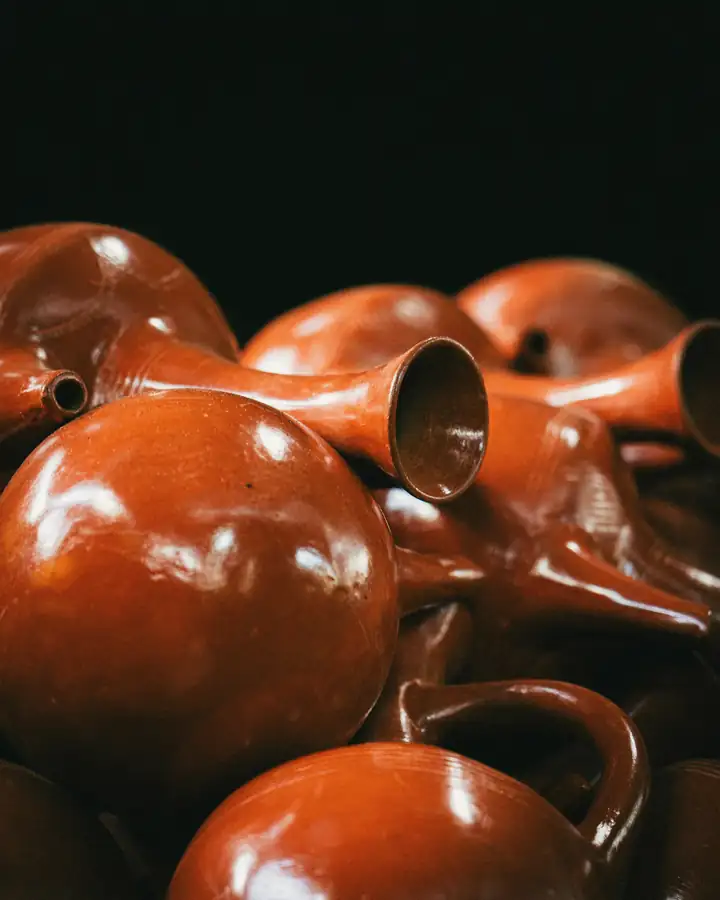 Cántaros de barro vidriado, rojos y brillantes
