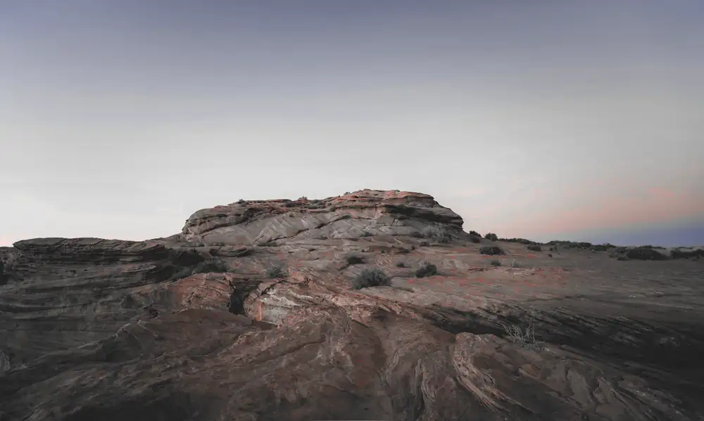 Meseta de roca roja bajo el cielo del crepúsculo